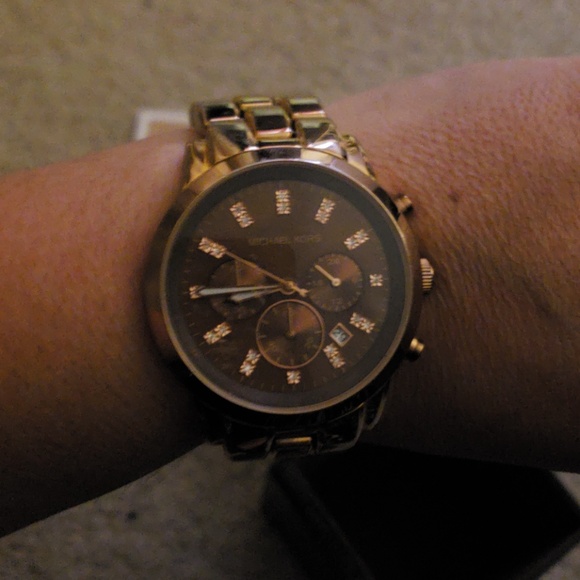 Michael kors watch w/box and book - Picture 4 of 4